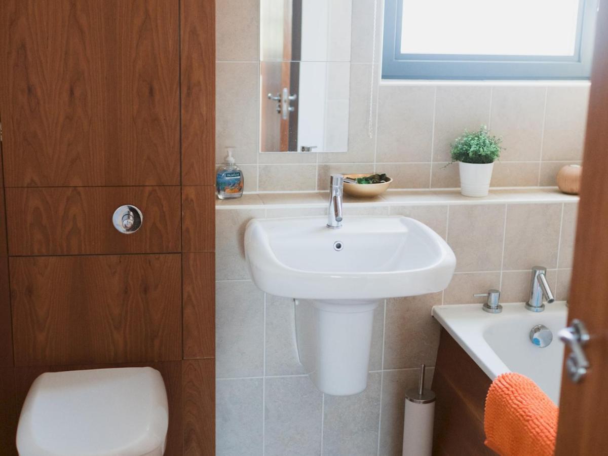 Pass The Keys Lovely 2-Bed Flat Glasgow Harbour Free Parking Extérieur photo